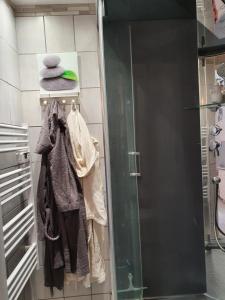 una cabina armadio con cappotti e cappelli di Chez Sabine a Magny-Cours