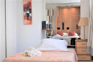 1 dormitorio con 2 camas y espejo en Viva Riviera 6 Rue Commandant André, en Cannes