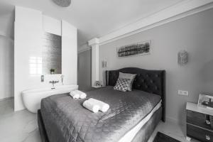 Postel nebo postele na pokoji v ubytování r12 Apartments + 36 fotografií