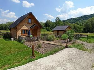 domek z bali na polu z ogrodem w obiekcie Dolina Rosy w mieście Ustrzyki Dolne
