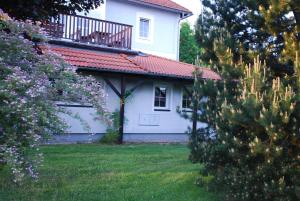 Cette maison blanche dispose d'un balcon. dans l'établissement Lipno - Hůrka, Marcela Appartements, à Horní Planá