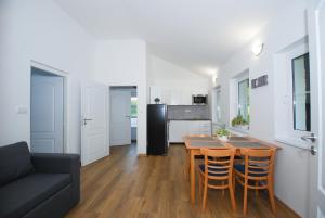 una cucina e un soggiorno con tavolo e sedie di Lipno - Hůrka, Marcela Appartements a Horní Planá
