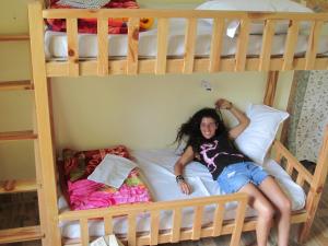 Letto o letti in una camera di MOZO Inn&Cafe Jibhi