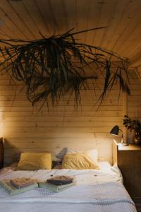 A bed or beds in a room at Ulążki17 - dom na brzegu jeziora w sercu lasu