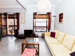 a living room with a couch and a table at Total Valencia El Carmen (Leisure & Culture) in Valencia