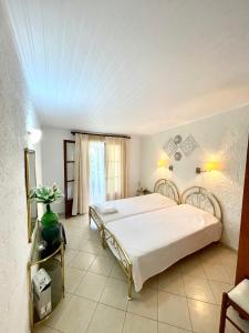 Postel nebo postele na pokoji v ubytování Kommeno Bay Apartments