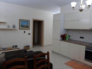Kuchyň nebo kuchyňský kout v ubytování Milka Apartment + 16 fotografií