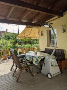 a patio with a table and a cart on a patio at Ferienwohnung in der Altstadt von Coswig Anhalt Gästezimmer in Coswig