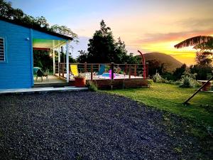 德赛BUNG À ZIOTTE的蓝色的房子,设有门廊和游乐场