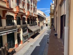 una calle vacía en una ciudad con edificios en Piso Molly, en León