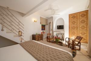 um quarto com uma cama e uma sala de estar em Riad Alma em Marrakech