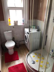 A bathroom at Great location - Spacious 2 bed apartment with off road parking.
