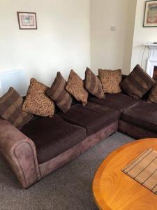 A seating area at Great location - Spacious 2 bed apartment with off road parking.