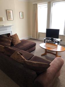 A seating area at Great location - Spacious 2 bed apartment with off road parking.