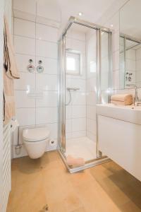 un bagno con doccia, WC e lavandino di Penthaus 14 Strandvilla Therese a Norderney