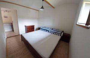1 dormitorio con 1 cama en una habitación con ventana en Apartmán U Kaštanu, en Chvaleč