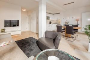 un soggiorno con divano e sala da pranzo di Penthaus 14 Strandvilla Therese a Norderney