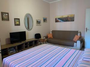- un salon avec un lit et un canapé dans l'établissement La Casetta, à Vérone