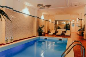 una piscina en un edificio con una casa en Hotel Bloom en Caciulata