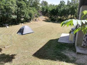 Golubić的住宿－Kamp Kanjon Krupa，帐篷位于田野中间