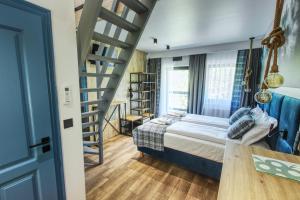 una camera con letto e scala di Skansen Forest a Liszki