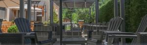 eine Reihe Stühle auf einer Veranda in der Unterkunft Hôtel Aurélia in Saint-Lary-Soulan + 57 Fotos