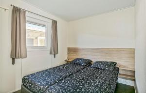 Ένα ή περισσότερα κρεβάτια σε δωμάτιο στο 3 Bedroom Stunning Home In Lauwersoog