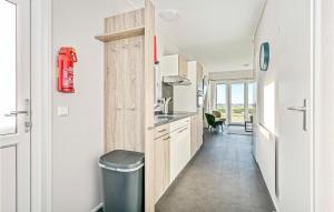 Η κουζίνα ή μικρή κουζίνα στο 3 Bedroom Stunning Home In Lauwersoog