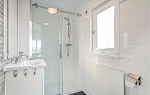 Ένα μπάνιο στο 3 Bedroom Stunning Home In Lauwersoog