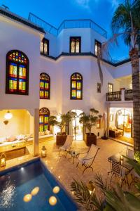 una casa grande con un patio con piscina en Riad Alma, en Marrakech