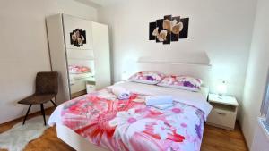Postel nebo postele na pokoji v ubytování Apartments Pinezić