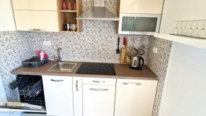 Kuchyň nebo kuchyňský kout v ubytování Apartments Pinezić