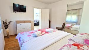 Postel nebo postele na pokoji v ubytování Apartments Pinezić