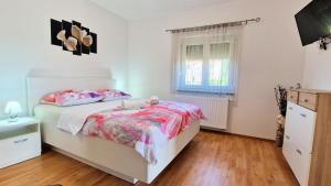 Postel nebo postele na pokoji v ubytování Apartments Pinezić