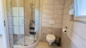 Koupelna v ubytování Apartments Pinezić + 37 fotografií