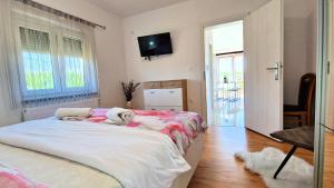 Postel nebo postele na pokoji v ubytování Apartments Pinezić