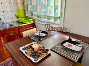 un tavolo con due bicchieri da vino e un vassoio di cibo di Montsenigos Garden Apartment a Gouviá