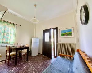 un soggiorno con tavolo e una sala da pranzo di Montsenigos Garden Apartment a Gouviá