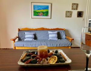 un vassoio di cibo su un tavolo di fronte a un letto di Montsenigos Garden Apartment a Gouviá