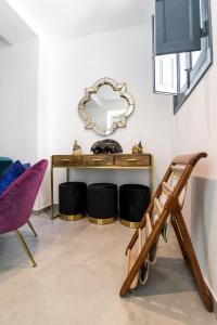 salon ze stołem i lustrem w obiekcie Casa Toro Calpe w mieście Calpe