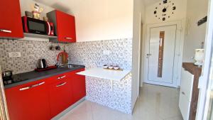 Kuchyň nebo kuchyňský kout v ubytování Apartments Pinezić