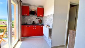 Kuchyň nebo kuchyňský kout v ubytování Apartments Pinezić