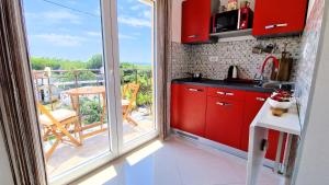 Kuchyň nebo kuchyňský kout v ubytování Apartments Pinezić