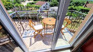 Balkón nebo terasa v ubytování Apartments Pinezić