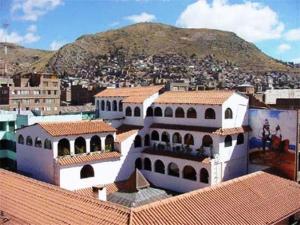 普诺卡索那科隆酒店的享有背景山景的建筑景致