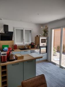 een keuken met witte kasten en een aanrechtblad bij Petit Rêve des Corbières in Durban-Corbières +13 foto's