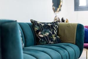 niebieska kanapa z poduszką w salonie w obiekcie Casa Toro Calpe w mieście Calpe