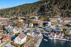- une vue aérienne sur une petite ville avec un port dans l'établissement Utsikten, à Frøya