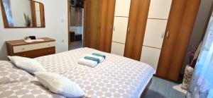 Postel nebo postele na pokoji v ubytování Apartments Pinezić