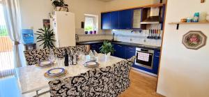 Kuchyň nebo kuchyňský kout v ubytování Apartments Pinezić